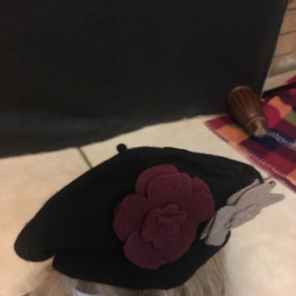New wool adult beret withe cut out flowers